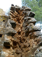 Detall de la tècnica de construcció de les torres de la muralla: dos murs fets de carreus i replets de pedruscall i terra