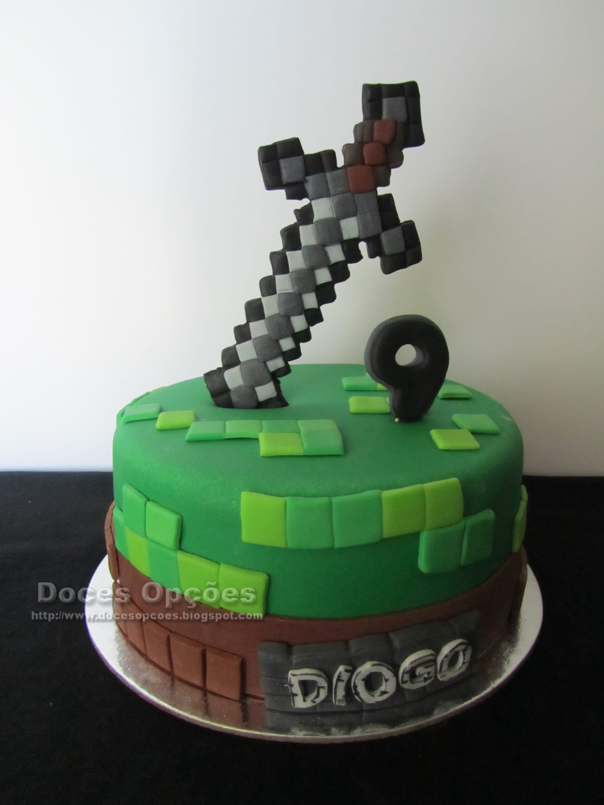 Bolo Minecraft, Para comemorar o aniversário do Samuel esse bolo lindão no  tema #minecraft craft 🥳🥳😋 7kg de bolo delicioso, massa cacau, recheios  de brigadeiro gourmet, By Quitutes da Mi