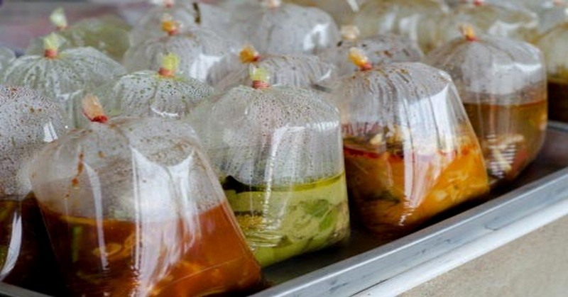 Kenali Bahaya Membungkus Makanan  Panas dengan Plastik  