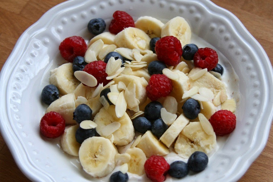Sekundentakt: Joghurt mit Mandeln und Früchten