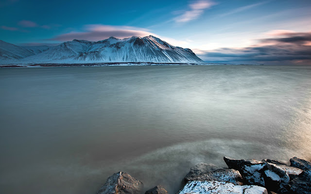 Montañas y Nieve a la Orilla del Mar de Islandia