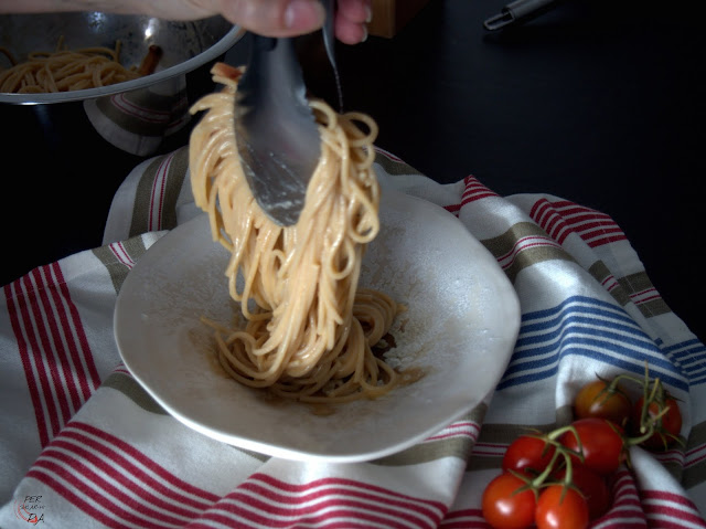 Espaguetis con la auténtica carbonara, yema de huevo, bacon (guanciale) y pecorino romano.
