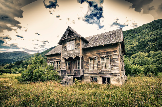 Casa di legno abbandonata