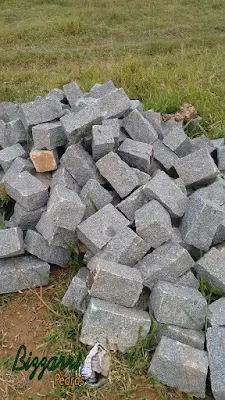 Pedra paralelepípedo para construção de pórticos de pedra.