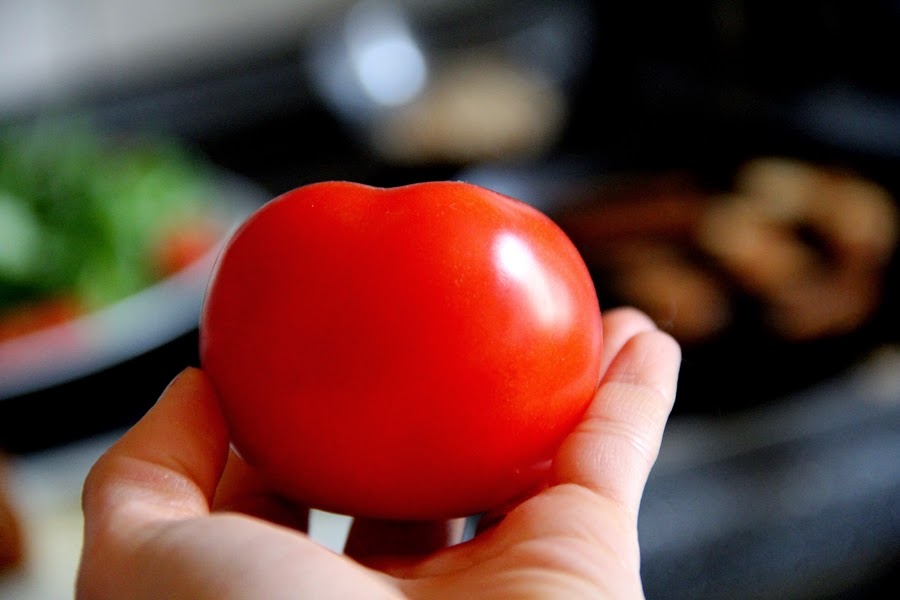 tomate tomate hand salad