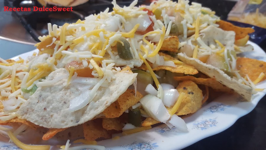 Nachos con queso, tomate, cebolla, pepinillo y guacamole