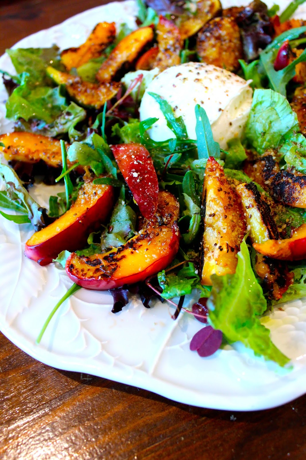 Salada de Burrata com Figos e Nectarinas Grelhados