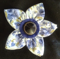 Flor azul con botón negro