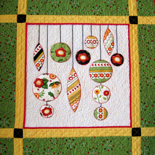Christmas Wreath Free Quilt Pattern by Four Twin Sisters