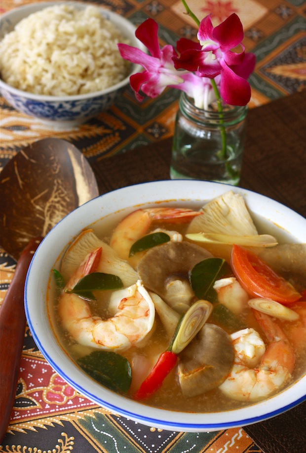 Tom Yum Goong - Thai Hot & Sour Shrimp Soup - by SeasonWithSpice.com