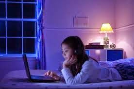 المشاكل التي يسببها تصفح الانترنت قبل النوم