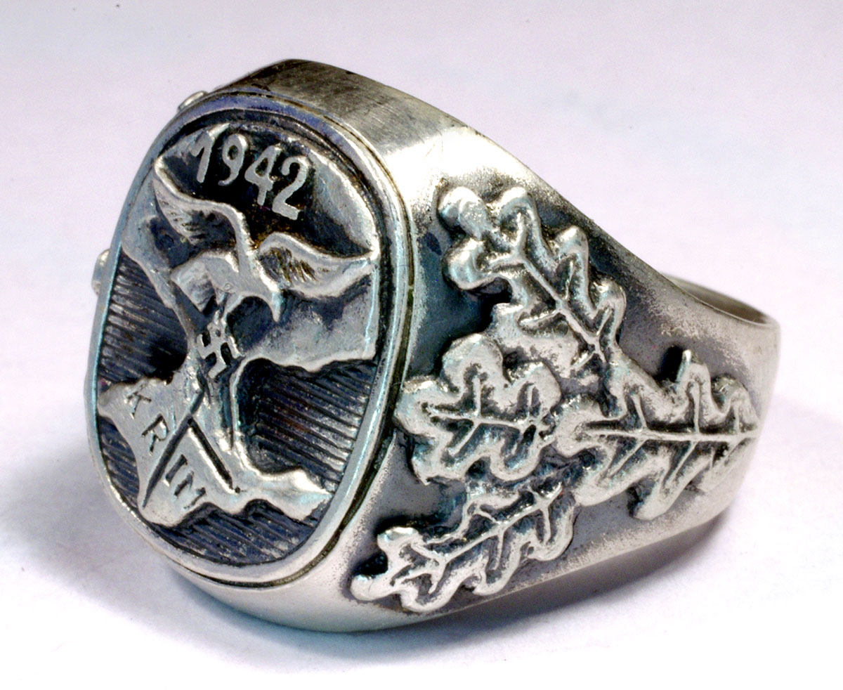 Перстень ss мертвая голова. Фашистские перстни. Кольца вермахта и сс. Перстень нацистов. Рейх.