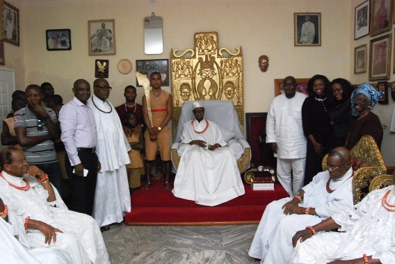 Photos: Oba of Benin welcomes singer Waje with gifts and blessings ...