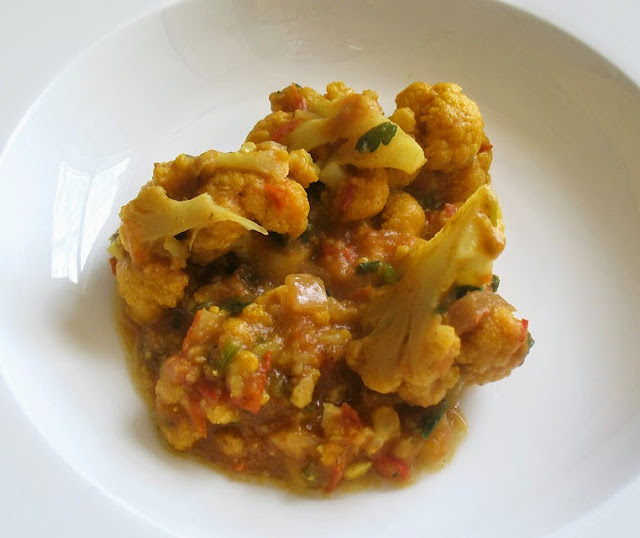 indian-style cauliflower in tomato gravy