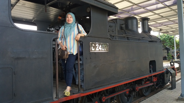 naik kereta wisata sejarah di museum kereta api ambarawa indonesia diesel uap traveling nurul sufitri mom lifestyle blogger