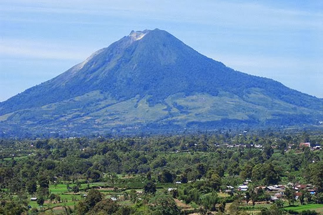 39 Gambar Pemandangan Gunung  di Indonesia Terindah 