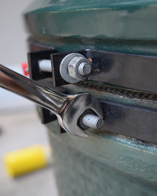How to tighten the bands on a kamado grill.