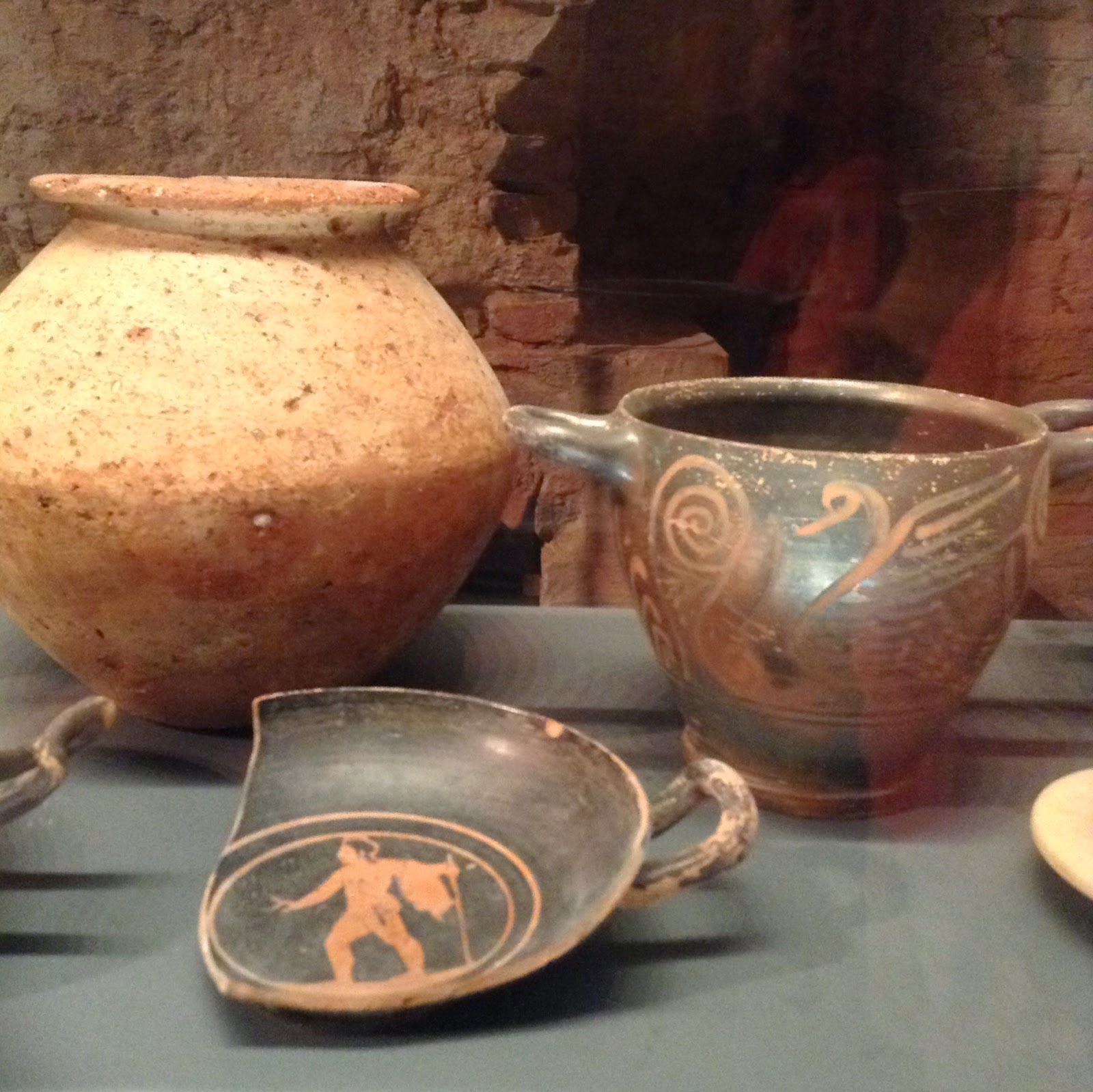Museo Archeologico di Siena: oggetti rinvenuti in una tomba a camera dell'ultimo quarto del IV-primi del III sec a.C.