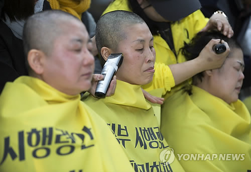 Mujeres afeitándose la cabeza en protesta al Gobierno surcoreano por el ferri Sewol