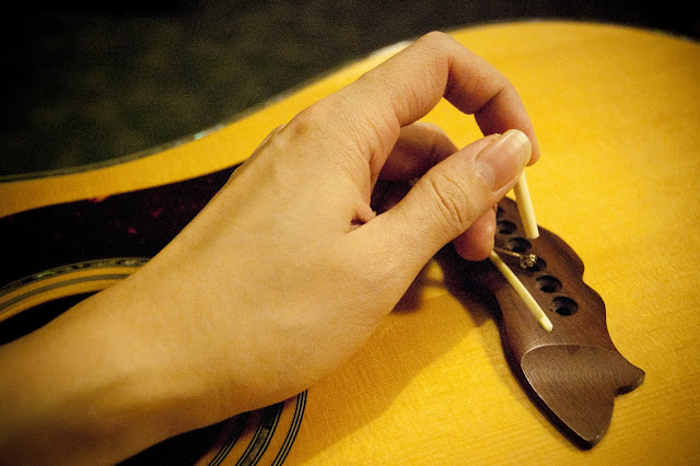 restring guitar put acoustic hole usually string start bridge