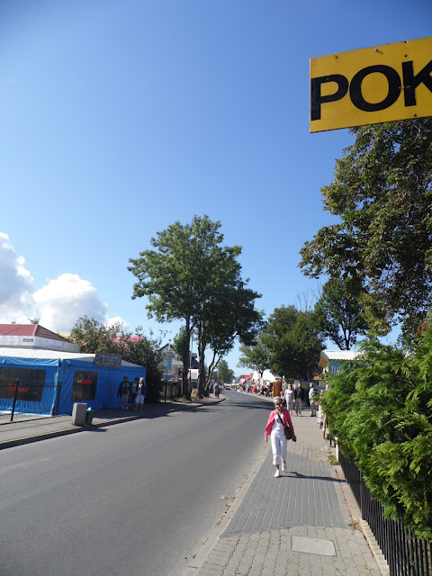 Stragany i pawilony w centrum Sarbinowa Morskiego koło Mielna, typowy widok w miejscowościach nad polskim morzem