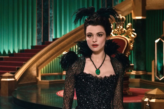 Rachel Weisz sebagai penyihir dalam film OZ. (Sedice.com)