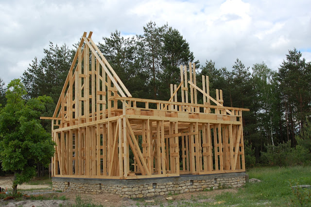 Dom-drewniany-w-czasie-budowania