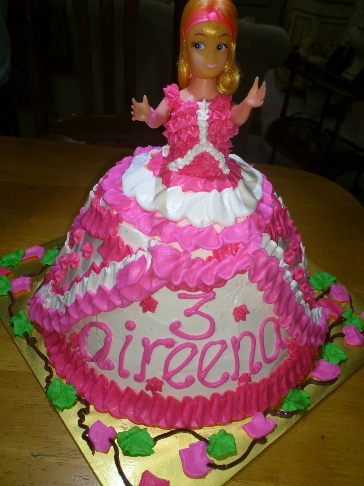 emma cake & cupcakes: Barbie Cake with Buttercream decoration