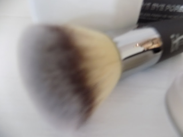 IT Cosmetics Bye Bye Pores Poreless Powder With Brush qvc