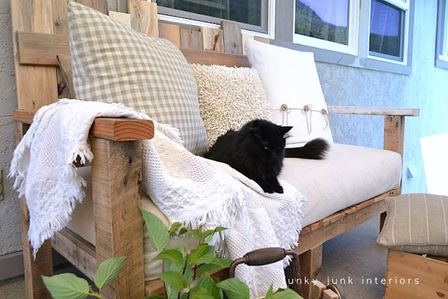 Learn how to build this cozy pallet wood sofa for outdoor living from scratch! Easy to customize in any size desired. Click here for the tutorial. 