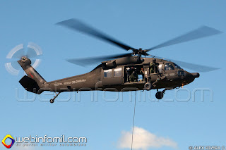Helicóptero UH-60L Black Hawk de la Fuerza Aérea Colombiana en un simulacro de recuperación de personal.