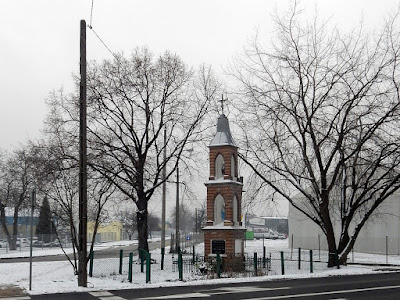 Ulica Zabraniecka. Kapliczka wotywna 50 LETNIEGO NIEPOKALANEGO POCZĘCIA NAJŚWIĘTSZEJ MARYI PANNY