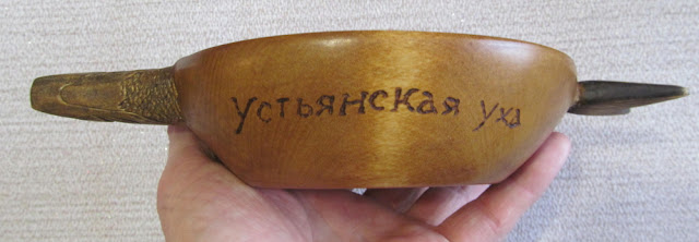 надпись на деревянной тарелке