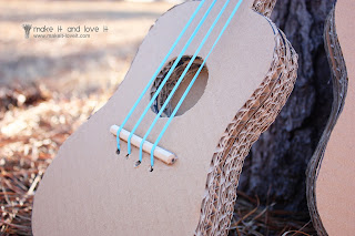 Guitarra hecha con cartón reciclado