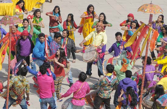 1 - Abhishek Bachchan and Prachi Desai on the sets of Bol Bachchan