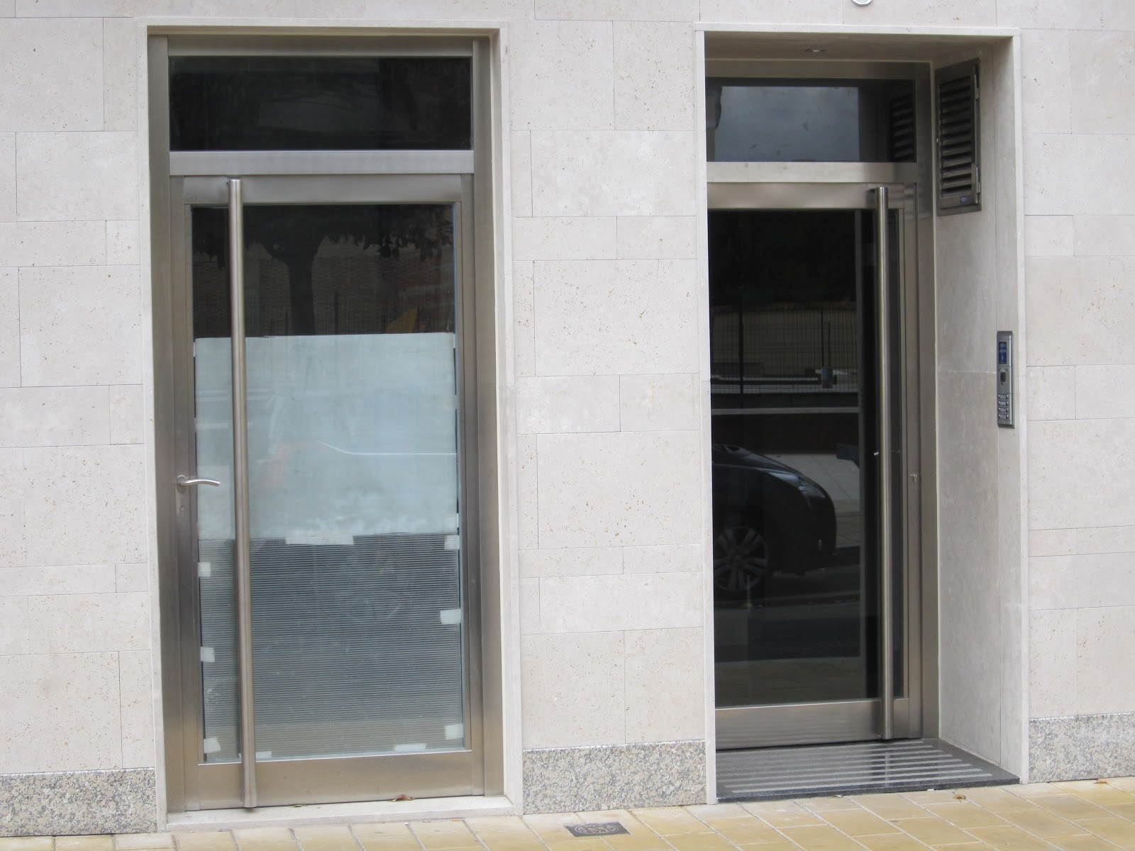 NORBEL CARPINTERIA METÄLICA Y ACERO INOXIDABLE: PUERTAS DE ENTRADA EN