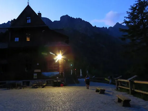 Schroniskiem PTTK nad Morskim Okiem schronisko