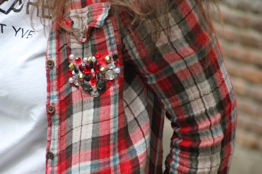 DIY Customiza tu camisa de cuadros con tachuelas y abalorios. Blog diy y costura
