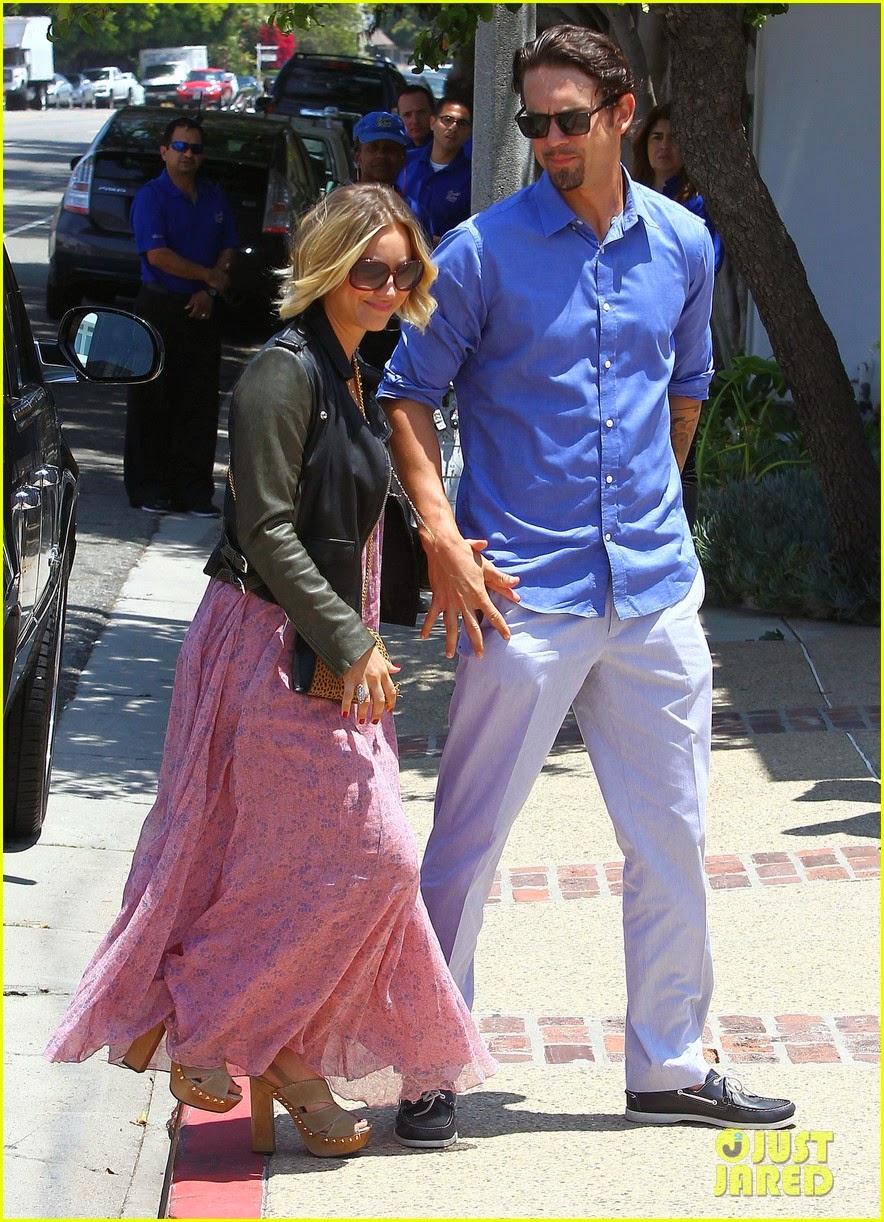 Celeb Diary: Kaley Cuoco lounging on a beach chair with Ryan Sweeting