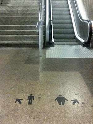 Dicke und dünne Menschen - lustige Bilder - Rolltreppe