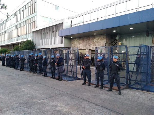 Cerró la planta Interpack 1 de La Matanza: La policía no deja entrar a los trabajadores Cerró la planta Interpack 1 de La Matanza: La policía no deja entrar a los trabajadores
