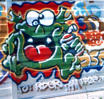 Graffiti sobre valla metálica
