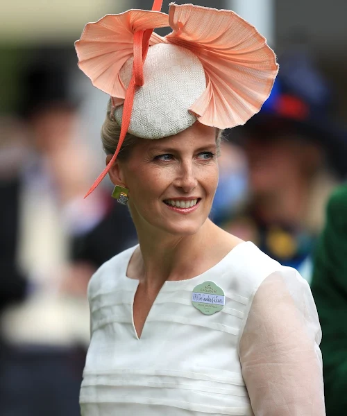 Queen ELizabeth, Sophie, Countess of Wessex, Princess Eugenie and Princess Beatrice at Royal Ascot at Ascot Racecourse. Fashions, Royal style, jewels