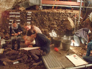 http://domusapientiae.wordpress.com/2010/07/25/excavacion-en-la-cueva-de-can-sadurni/
