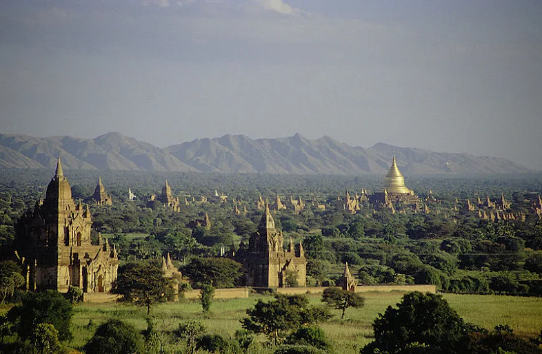 Pagoda dan kyaungs di Bagan saat ini, ibu kota Kerajaan Pagan
