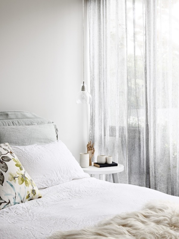 dormitorio decorada en colores grises empolvados y blancos rotos