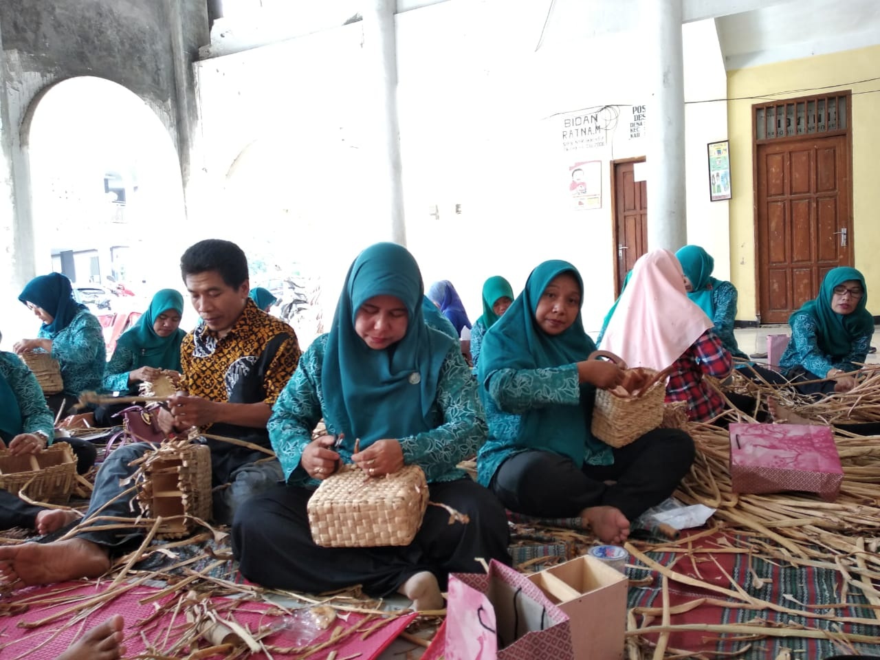 Sulap Eceng Gondok Menjadi Aneka Kerajinan ~ DESA KEMLAGI KECAMATAN