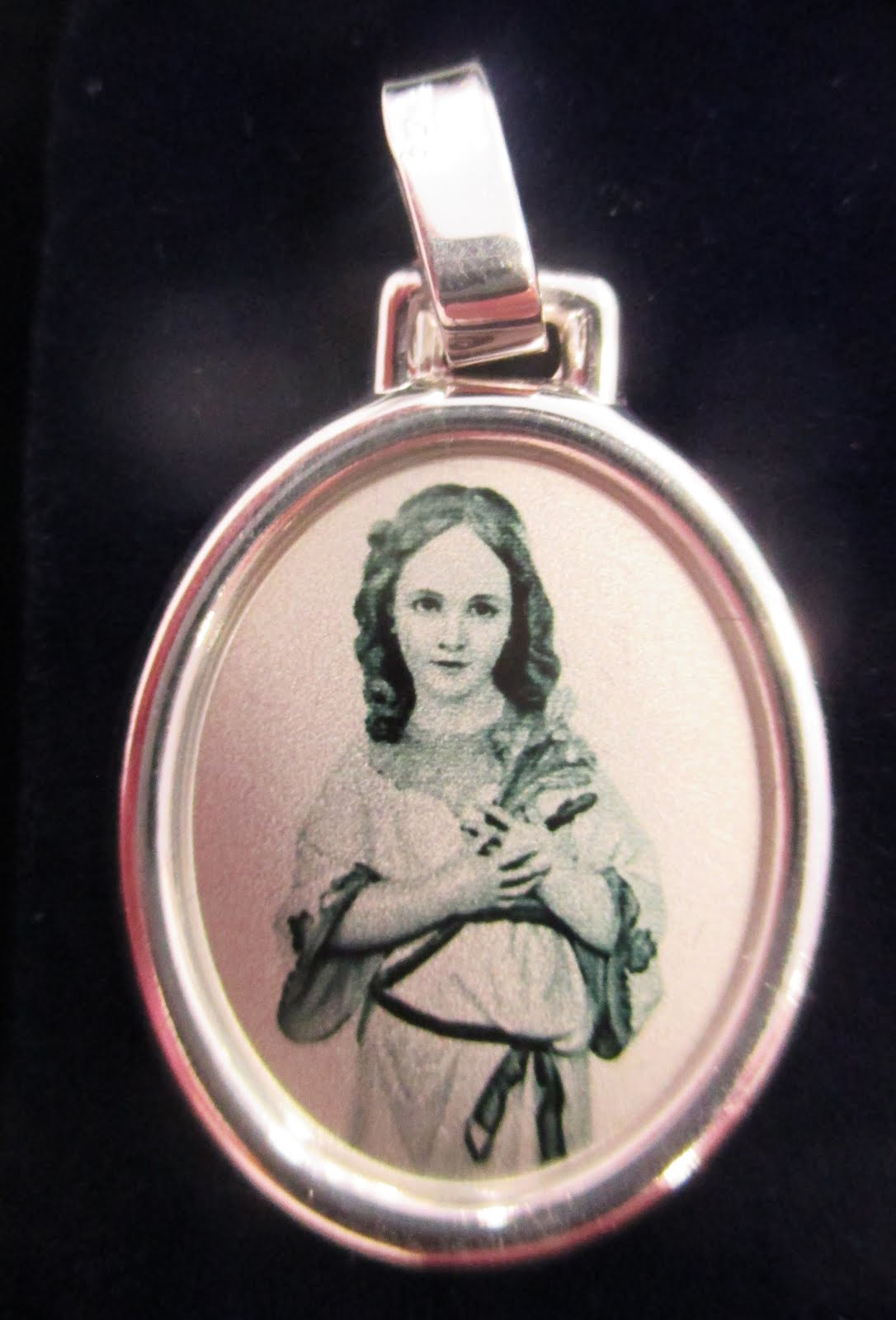 Medalla Virgen Niña de Ampuero