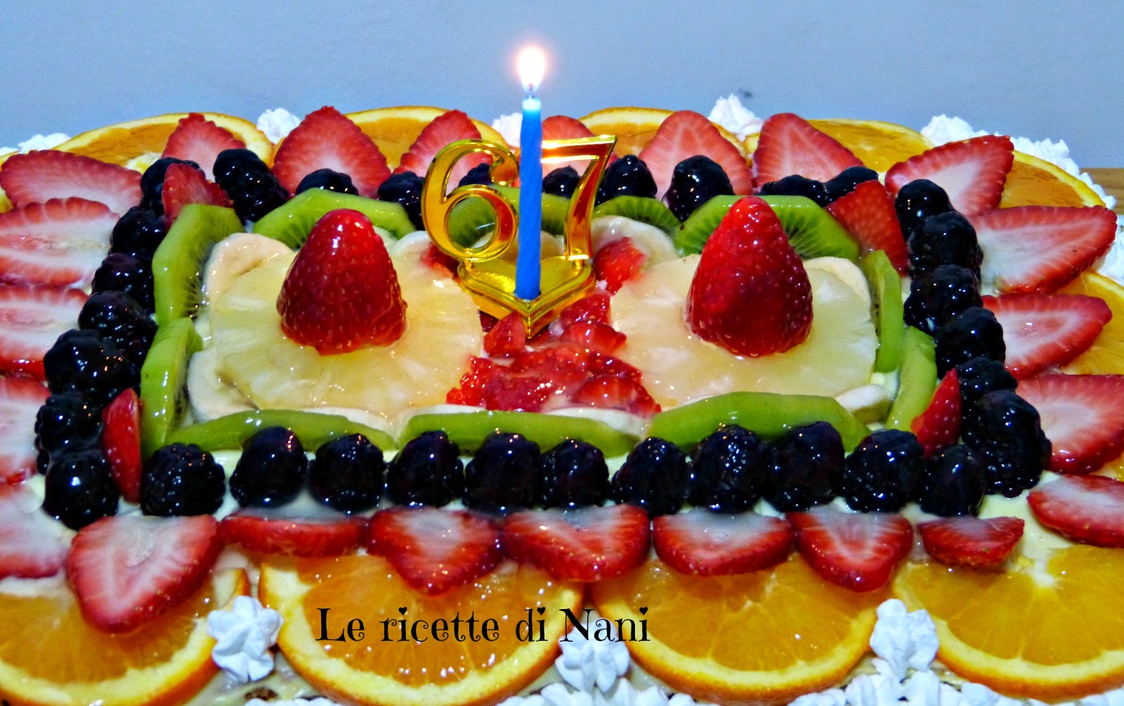 torta decorata con la frutta per il compleanno di mio suocero e...
