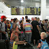 (ΕΛΛΑΔΑ)Χιλιάδες τουρίστες καταφθάνουν στην Κρήτη, κάνοντας το αεροδρόμιο να χτυπάει" κόκκινο!